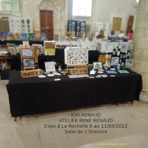 Ceramiques et tableaux lors de l'exposition à la salle de l'Oratoire à La Rochelle en 2022, par Kim R. RENAUD
